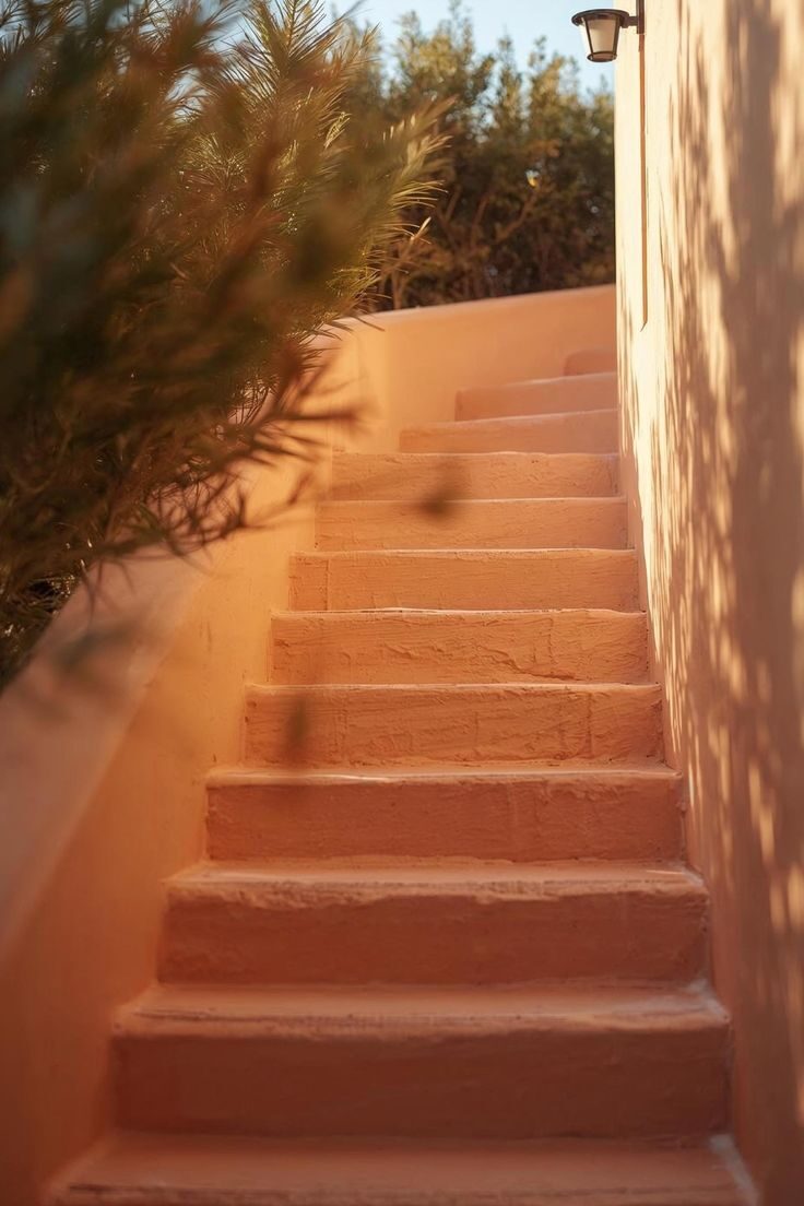 Escadaria em tom terracota ao entardecer