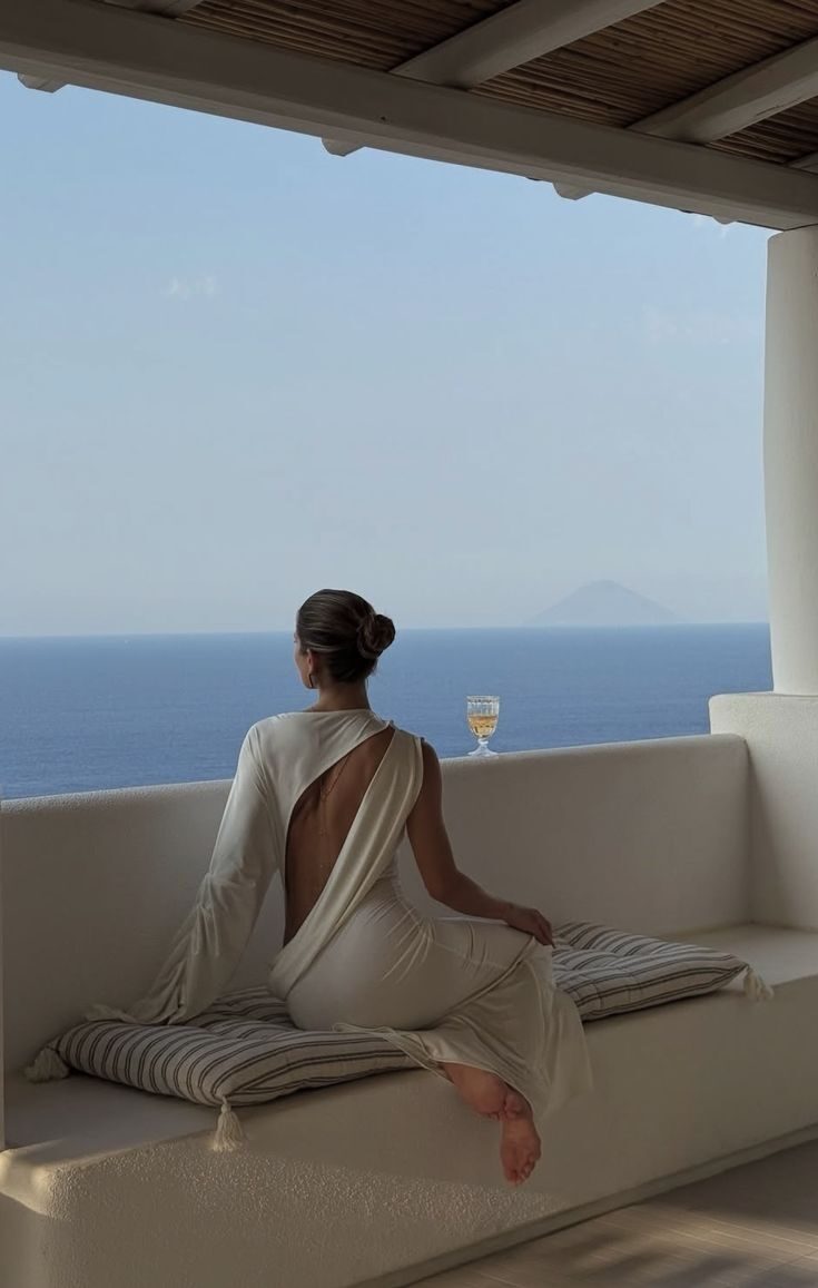 Mulher de branco com vista para o mar