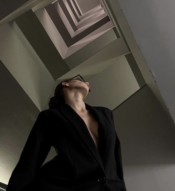 Editorial — blazer preto e óculos de sol